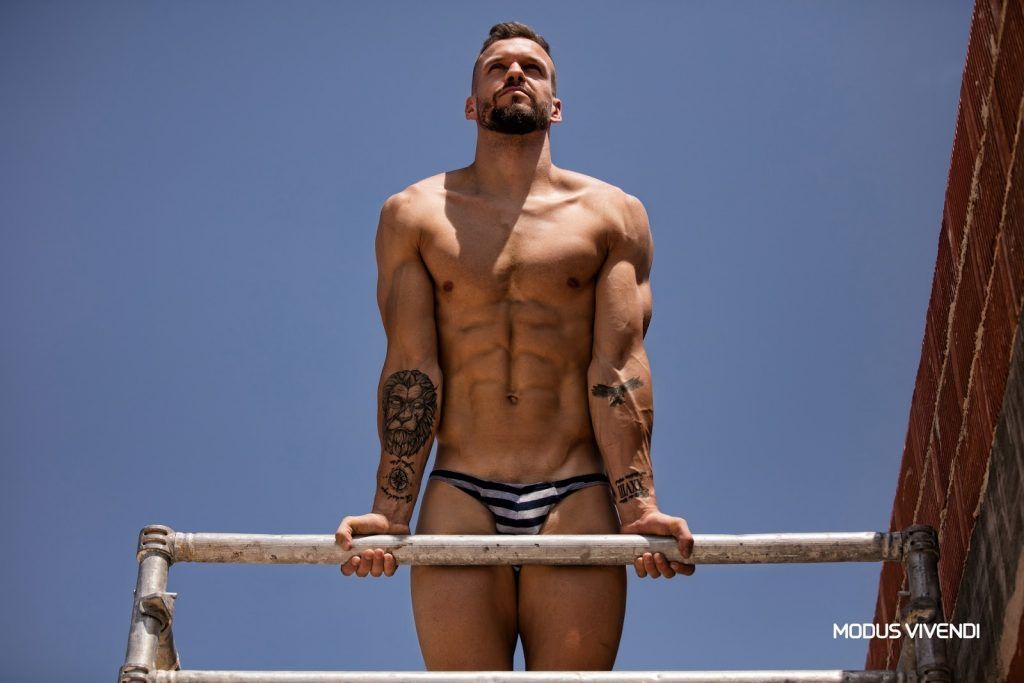 fotos de hombres reales en calzoncillos
