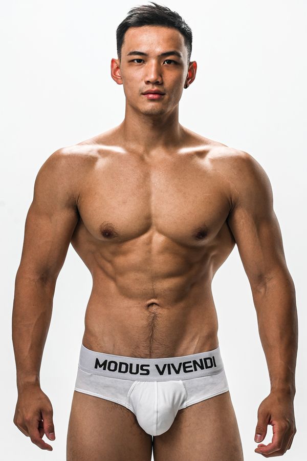 Modelos asiáticos en ropa interior Alvin