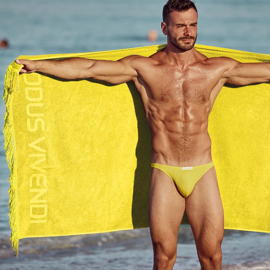 Denis Mastorakis en bañador