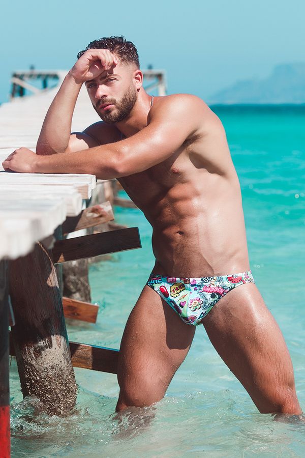 chicos en bañadores estampados