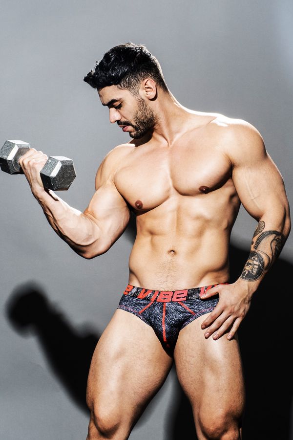 hombre musculoso levantando pesas en calzoncillos