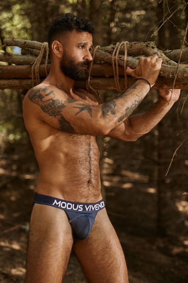 hombre peludo trabajando como leñador en calzoncillos