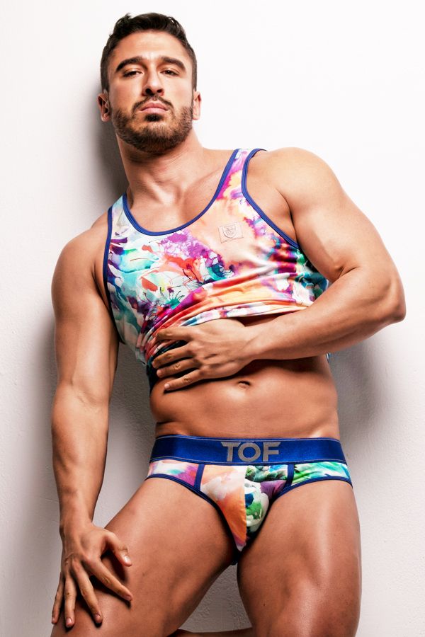 hombre en ropa interior de colores
