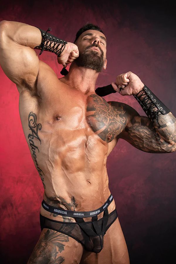 hombre tatuado con calzoncillos transparentes