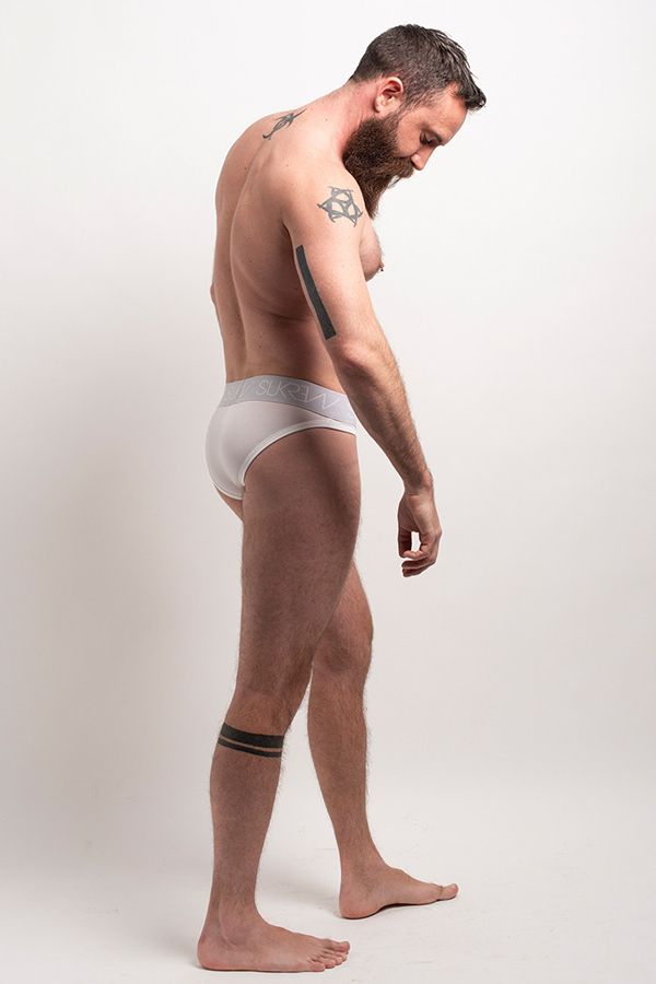 hombre barbudo en calzoncillos