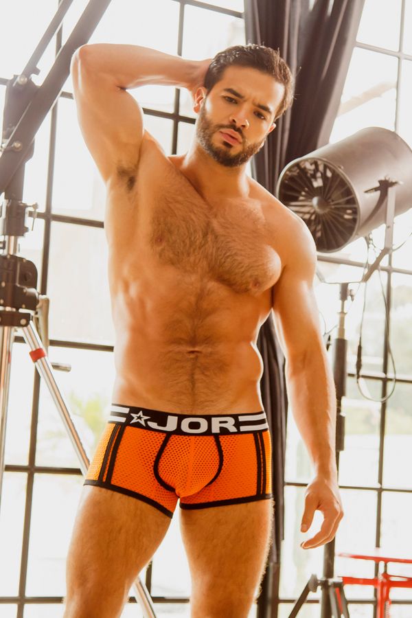 chico peludo en boxer