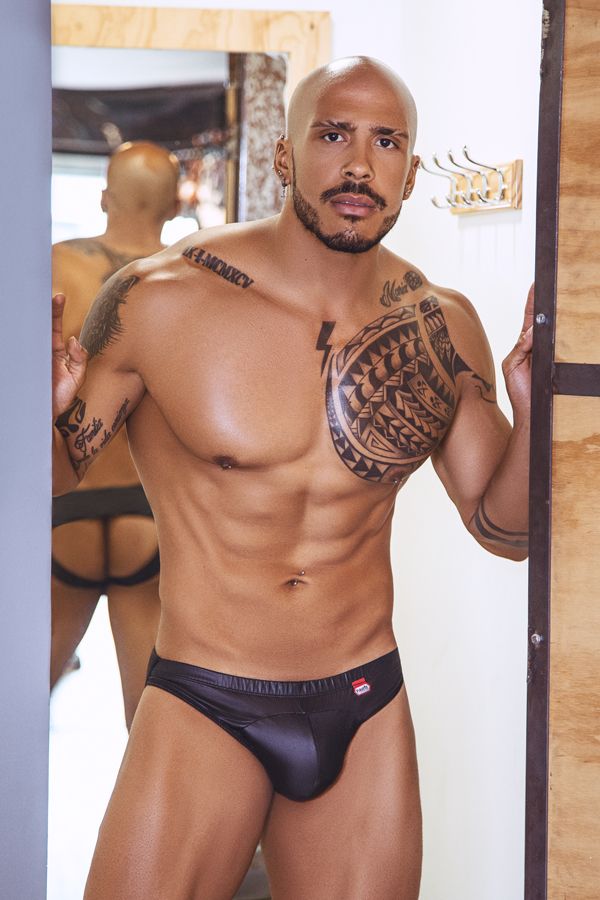 tatuado en calzoncillos