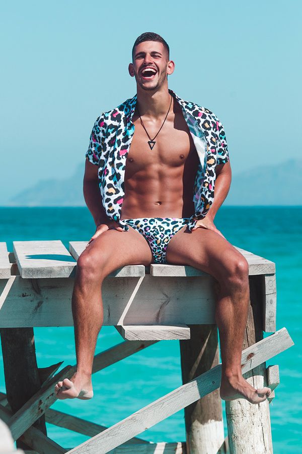 chico en bañador