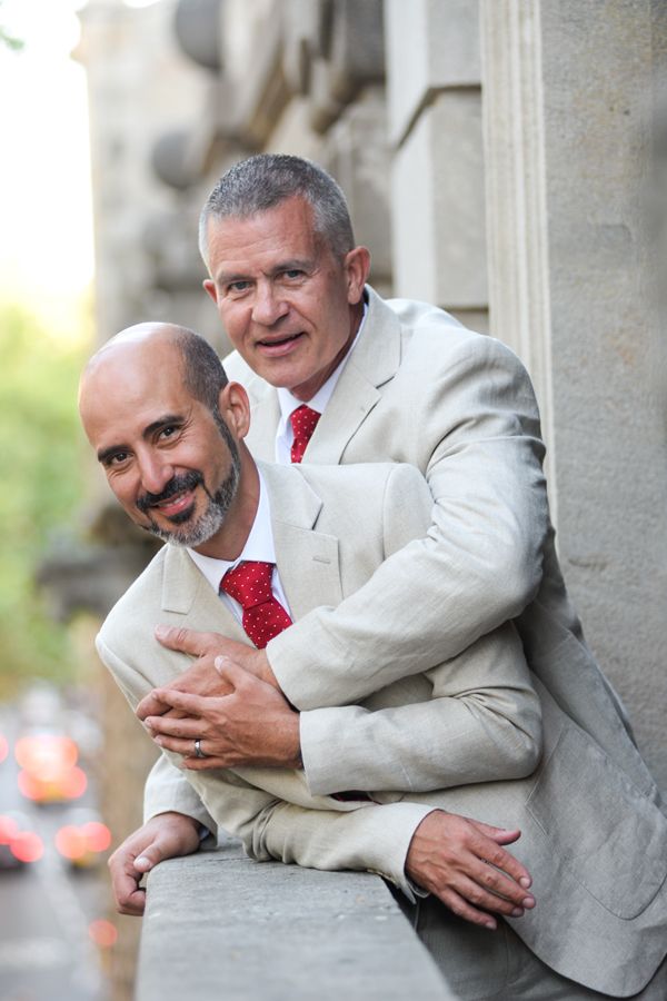 novios gays posan después de casarse