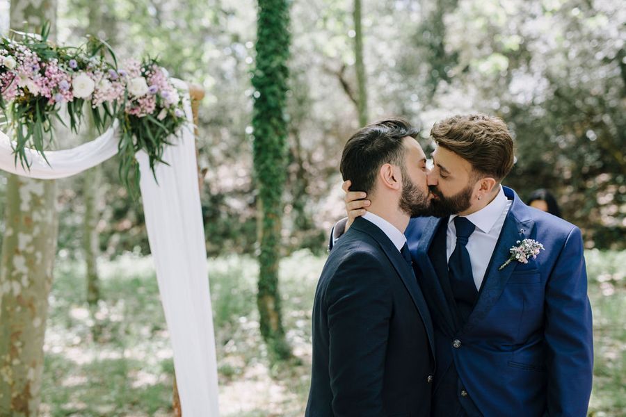 novios gays besándose durante la ceremonia