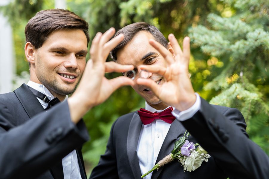 novios gays con anillos de compromiso