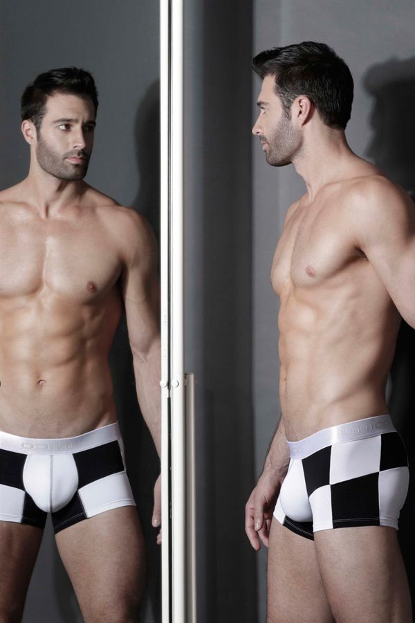 hombre guapo en boxer