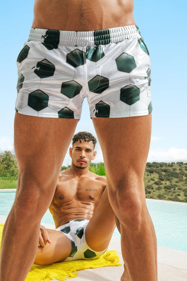 hombres en bañadores