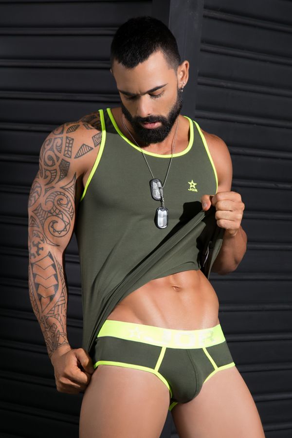 modelo en camiseta y calzoncillos