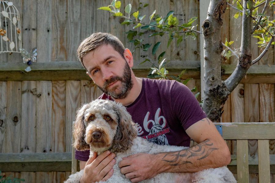 hombre con perro