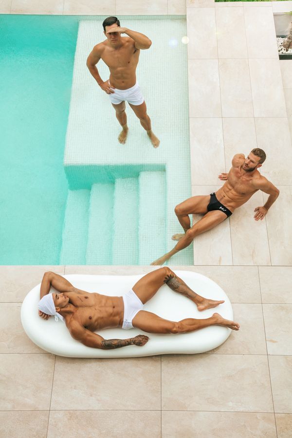 hombres en bañador