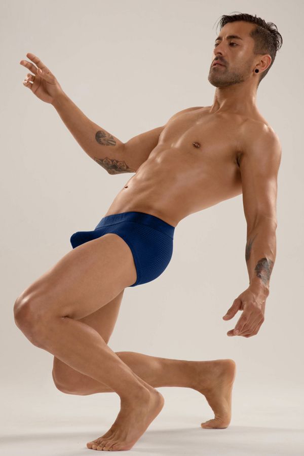 hombre con boxer ergonómico
