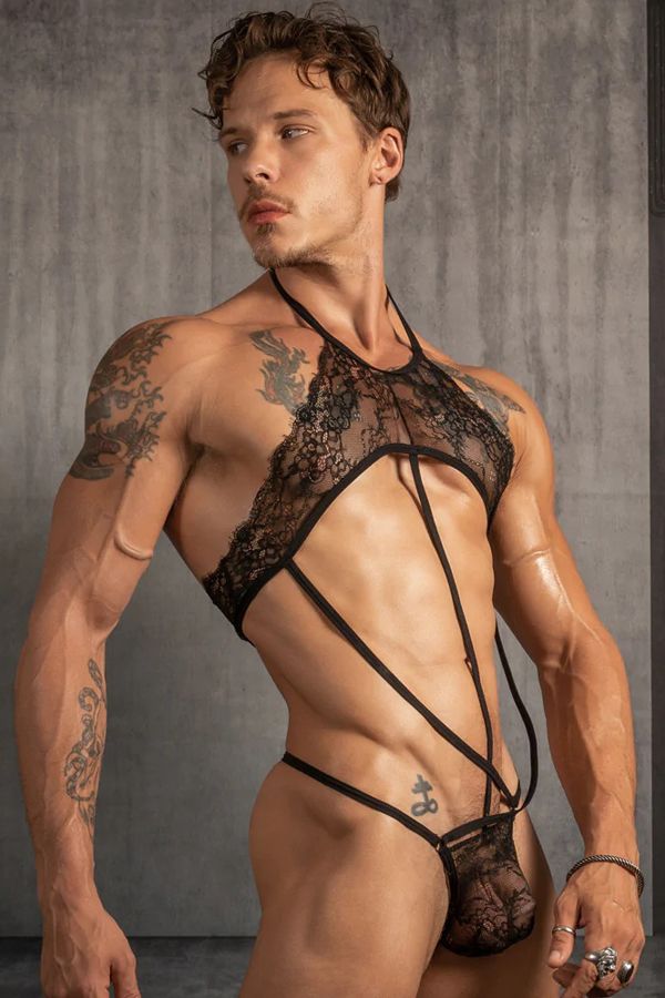 hombre con lencería masculina de encaje