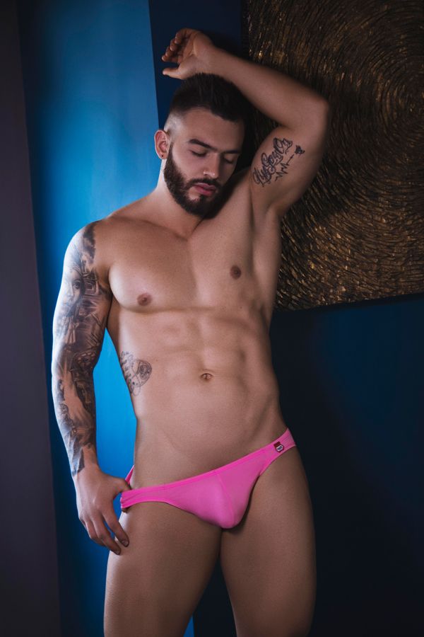 hombre en mini slip