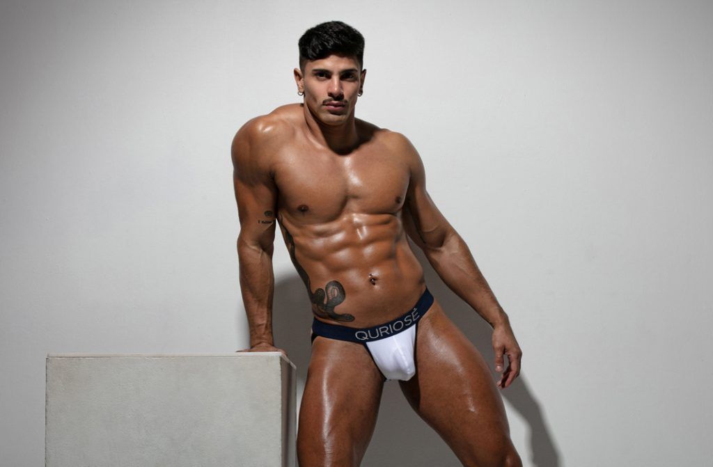 hombre en calzoncillos