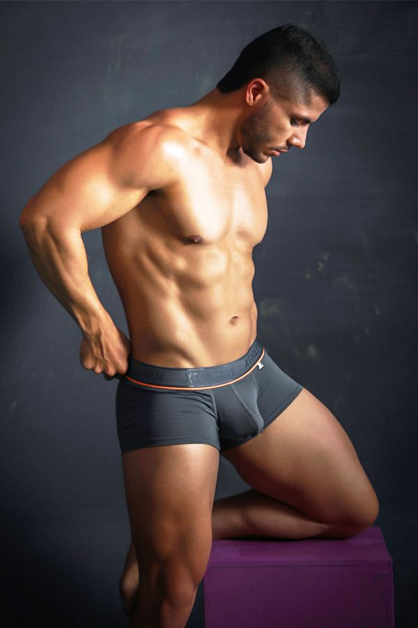 hombre musculado en boxer xtremen