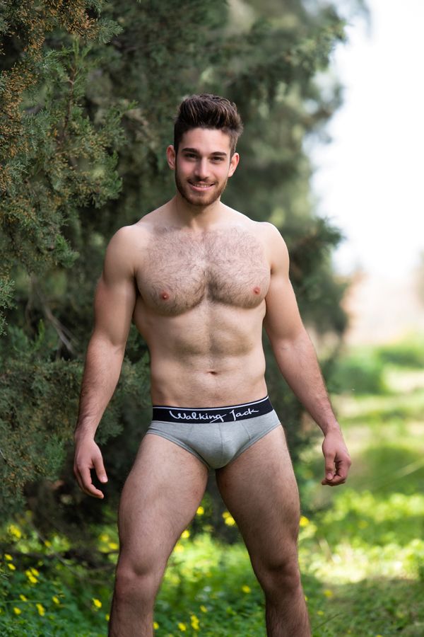 joven peludo en slips