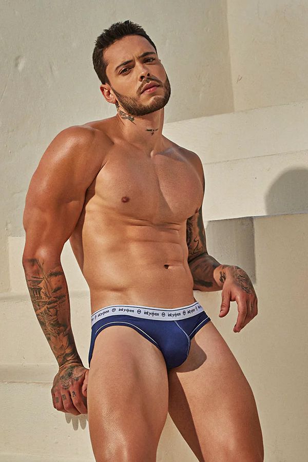 hombres en slips