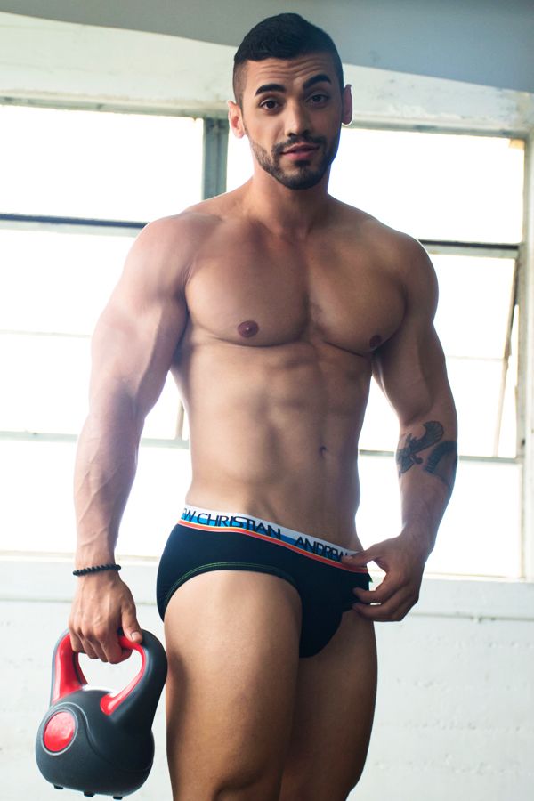 entrenando en el gimnasio en calzoncillos