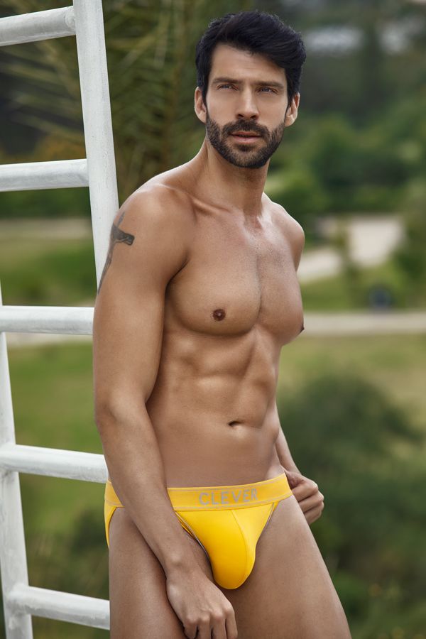 slip amarillo con diseño deportivo