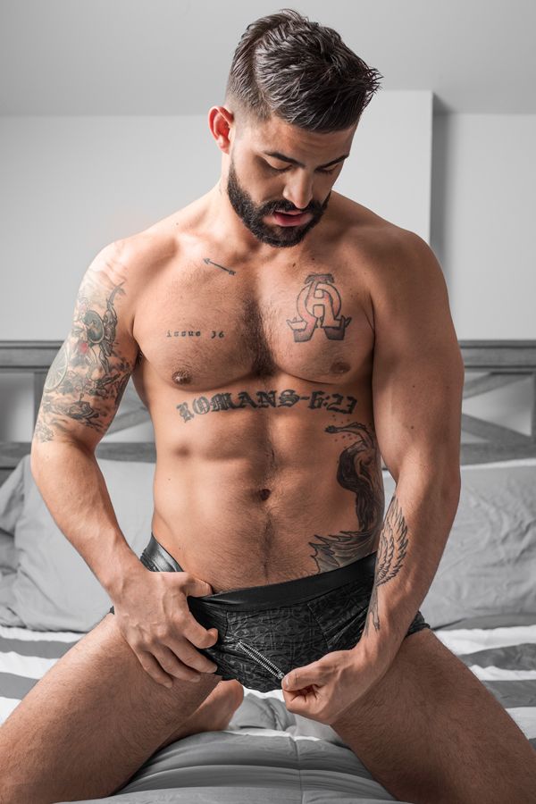 hombres tatuados en calzoncillos