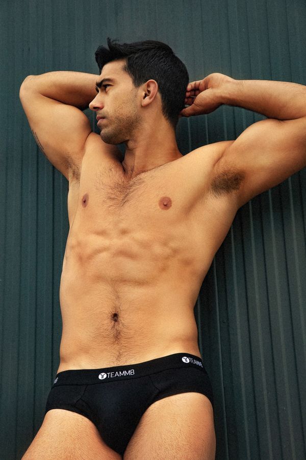 hombre con slip negro