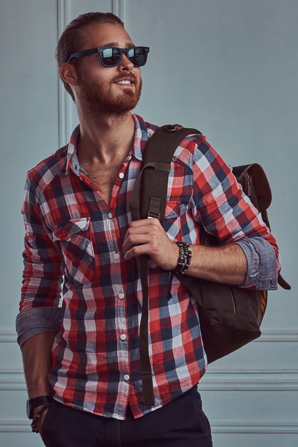 hombre con camisa de cuadros