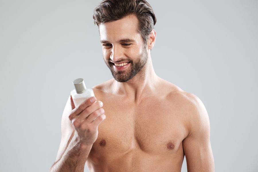 hombre con crema para la cara