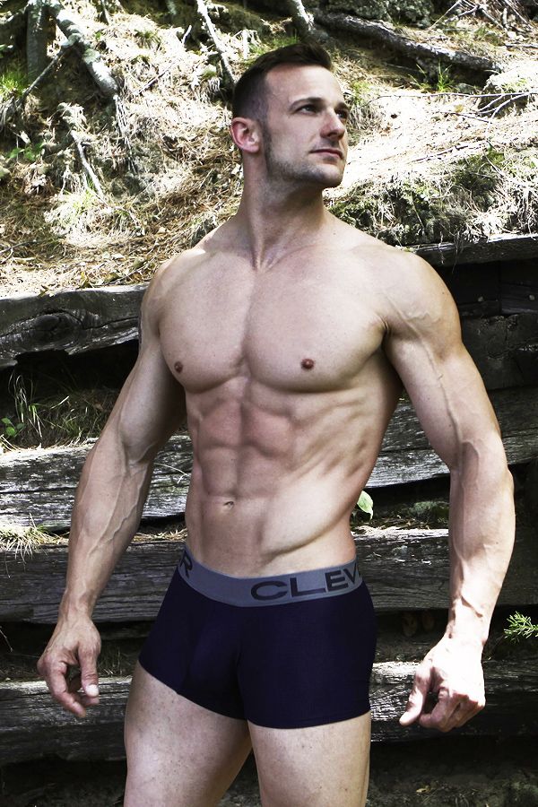 hombre musculado con bóxer de la marca Clever