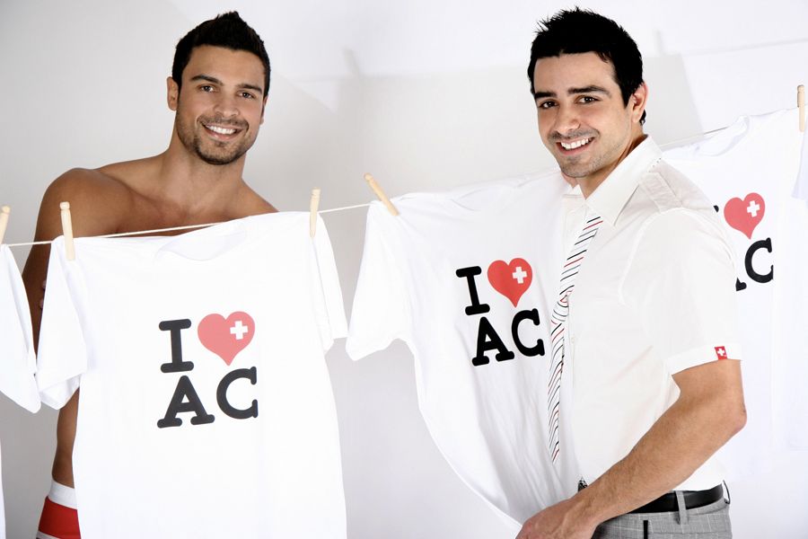 foto del diseñador y uno de sus primeros modelos